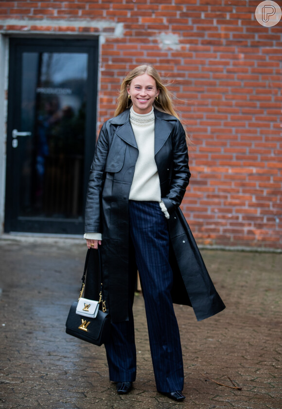 Moda na mão: mini bag com maxi bag marcou presença no street style da Copenhagen Fashion Week