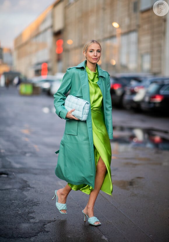Moda na mão: bolsa com textura e sem alça bombou no street style da Copenhagen Fashion Week