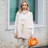Moda na mão: bolsa carteira neon bombou no street style da Copenhagen Fashion Week