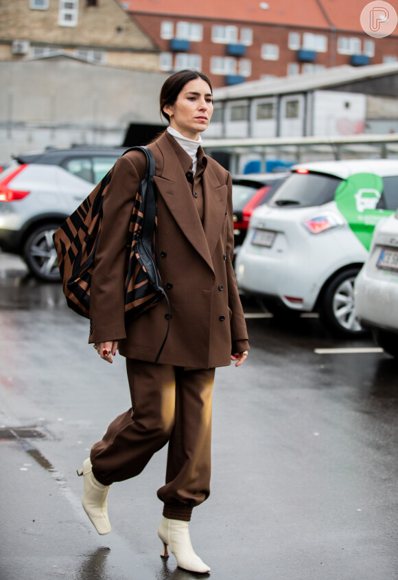 Moda na mão: maxi bag encantaram as fashionistas no street style da Copenhagen Fashion Week