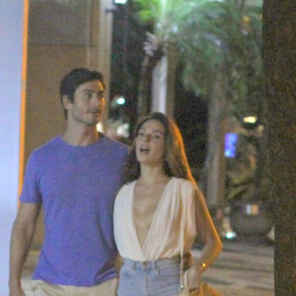 Isis Valverde deixou lingerie à mostra em look para jantar com marido