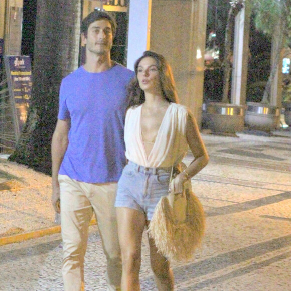 Isis Valverde e André Resende foram fotografados no bairro do Leblon, Zona Sul do Rio de Janeiro