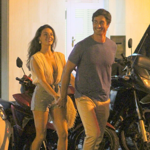 Isis Valverde e André Resende tiveram vale night e curtiram uma noite romântica