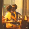Isis Valverde beijou o marido, André Resende, em jantar no Rio de Janeiro