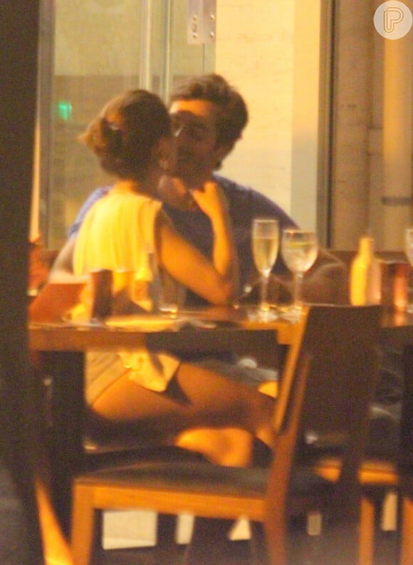Isis Valverde beijou o marido, André Resende, em jantar no Rio de Janeiro