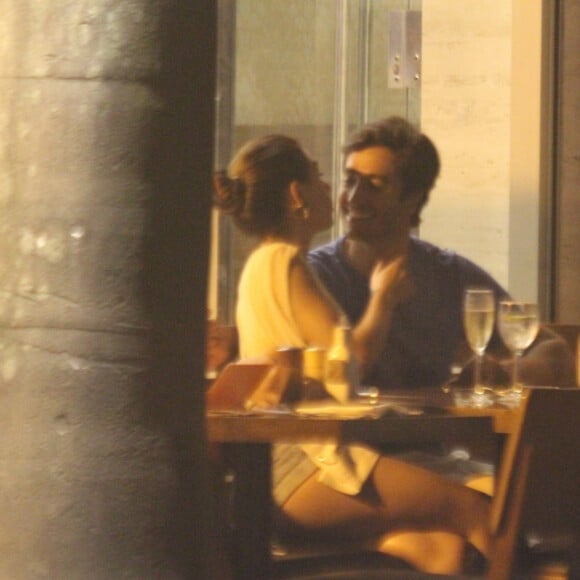 Isis Valverde foi vista conversando com marido, André Resende, em restaurante do Rio