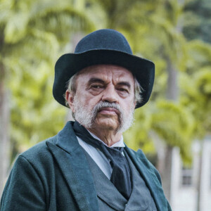 Na novela 'Nos Tempos do Imperador', Pilar (Gabriela Medvedovski) é filha de Eudoro (José Dumont). Roberto Bomfim dá vida a Ambrósio