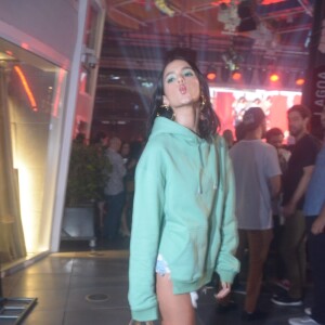 Bruna Marquezine manda beijo para foto durante evento de música no Rio