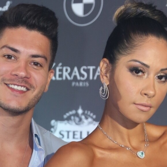 Mayra Cardi troca beijos com marido, Arthur Aguiar, e afasta crise no casamento em festa nesta sexta-feira, dia 07 de fevereiro de 2020