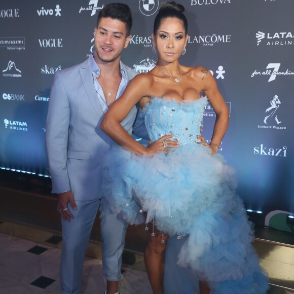 Arthur Aguiar curte festa com Mayra Cardi