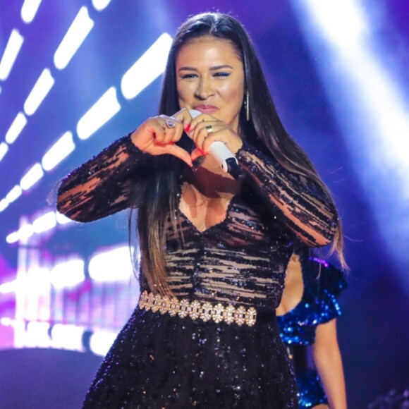 Look de Simone, da dupla com Simaria, roubou a cena em palco de show neste sábado, 8 de fevereiro de 2020