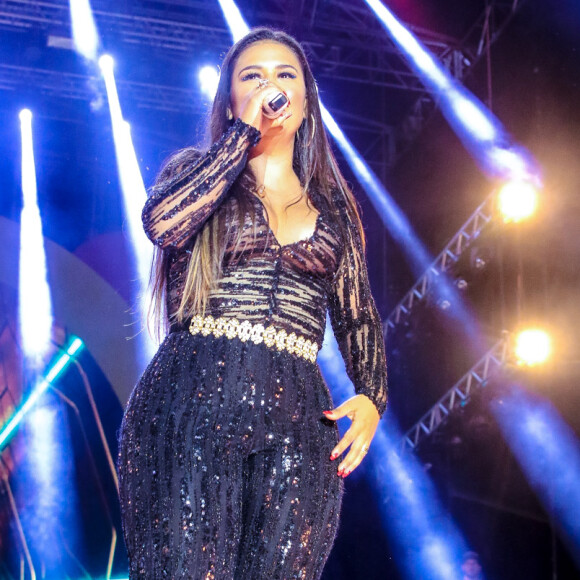 Decote de Simone, da dupla com Simaria, chamou atenção em look