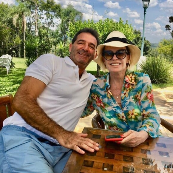 Ana Maria Braga e Johnny Lucet se casaram usando a mesma roupa do primeiro encontro do casal em Algarve, Portugal