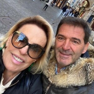 Ana Maria Braga e Johnny Lucet trocaram alianças personalizadas, com nomes dos dois do lado externo da joia