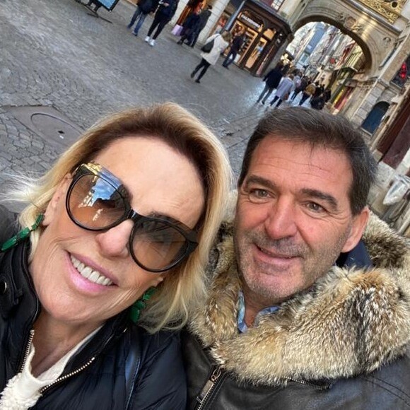 Ana Maria Braga e Johnny Lucet trocaram alianças personalizadas, com nomes dos dois do lado externo da joia