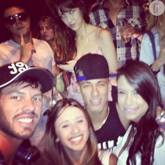 A modelo afirma que passou a última virada de ano (2012/2013) ao lado de Neymar e postou foto em sua rede social
