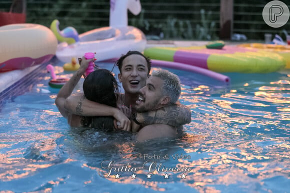 Lipe Ribeiro curte piscina com namorada e Daniel Caon em festa