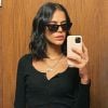 Bruna Marquezine faz selfie no espelho de provador em dia de compras