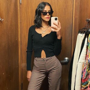 Bruna Marquezine mostra novo look com calça de cintura alta quadriculada da marca Urban Outfitters