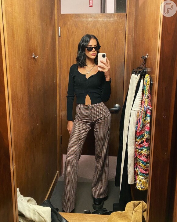 Bruna Marquezine mostra novo look com calça de cintura alta quadriculada da marca Urban Outfitters