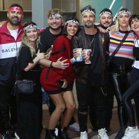 Bruna Marquezine usou cotuno da marca Dr. Martens em seu aniversário de 24 anos comemorados em show de Sandy e Júnior, em São Paulo