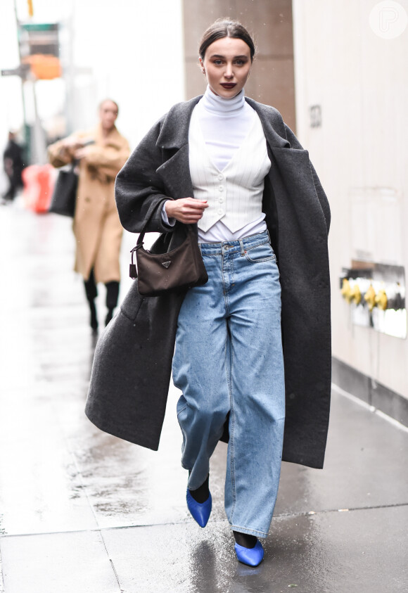 Moda de NY: modelos de colete com sobreposição também é absoluta do New York Fashion Week