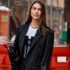 Moda de NY: decote ombro a ombro com detalhe no centro é tendência absoluta no street style do New York Fashion Week