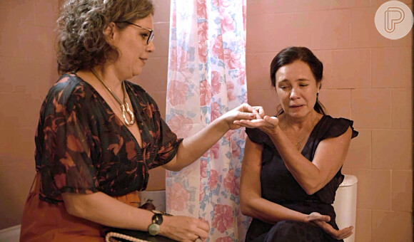 Nos próximos capítulos da novela 'Amor de Mãe', Thelma (Adriana Esteves) faz que Durval (Enrique Diaz) prometer que nada dirá a Danilo (Chay Suede)