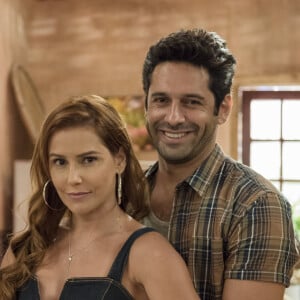 Nos próximos capítulos da novela 'Salve-se Quem Puder', Alexia (Deborah Secco) é surpreendida com declaração de amor de Zezinho (João Baldasserini)