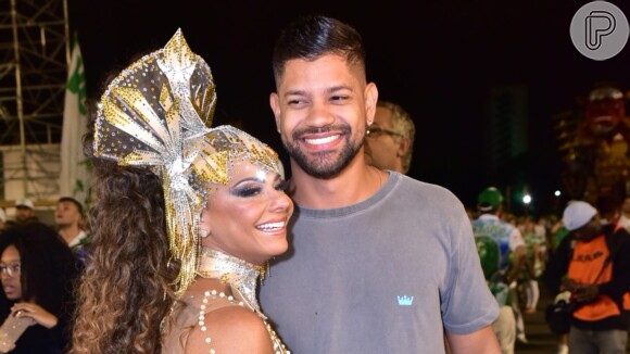 Namorado de Viviane Araujo prestigiou atriz em ensaio de Carnaval nesta sexta-feira, 14 de fevereiro de 2020