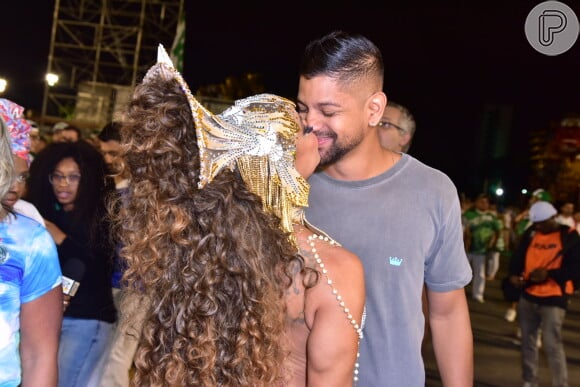 Viviane Araujo ganhou beijo do namorado, Guilherme Militão, em ensaio para o Carnaval nesta sexta-feira, 14 de fevereiro de 2020