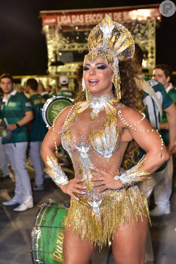 Viviane Araujo usou fantasia chamada Divino Espírito Santo em ensaio de Carnaval