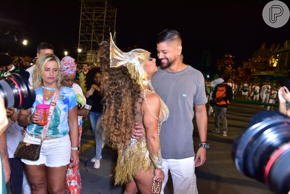 Namorado de Viviane Araujo acompanhou atriz em último ensaio de Carnaval