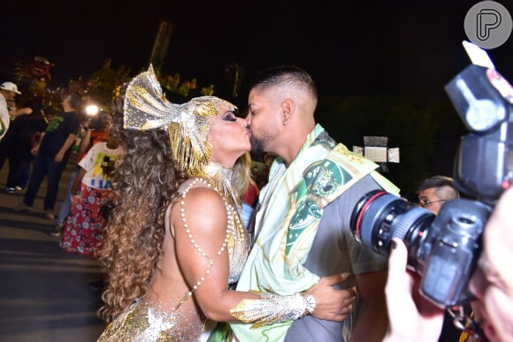 Viviane Araujo ganhou beijo do namorado, Guilherme Militão, antes de cair no samba