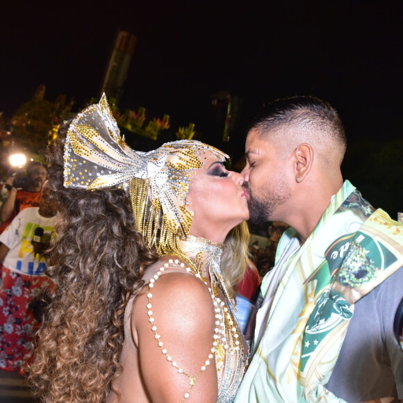 Viviane Araujo ganhou beijo do namorado, Guilherme Militão, antes de cair no samba