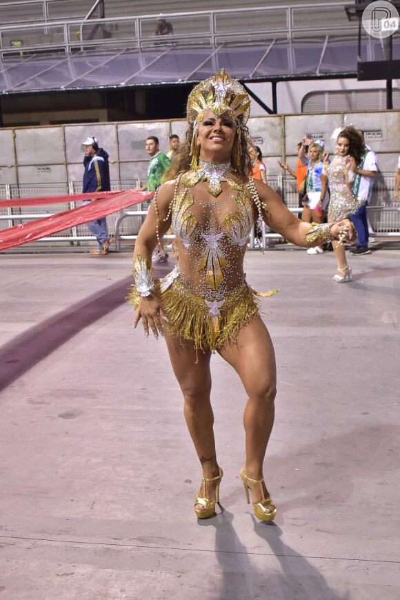 Viviane Araujo mostrou samba no pé durante ensaio de Carnaval