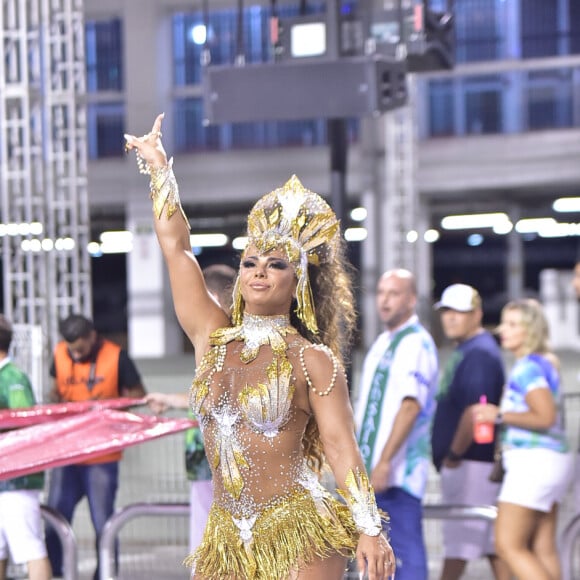 Internautas elogiaram fantasia de Viviane Araujo em ensaio de Carnaval