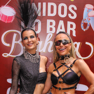 Sabrina Sato posou com a modelo Fernanda Motta em bloco de Carnaval em SP