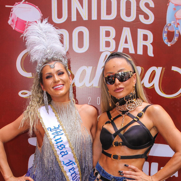Bloco Unidos do Bar Brahma teve a presença da apresentadora Lívia Andrade