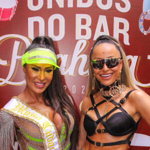 Sabrina Sato posou com a musa fitness Gracyanne Barbosa em bloco de Carnaval