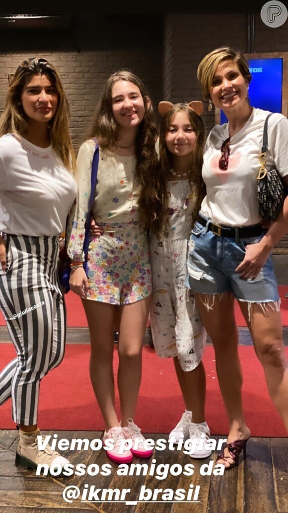 Flavia Alessandra foi acompanhada as filhas ao musical Siyahamb