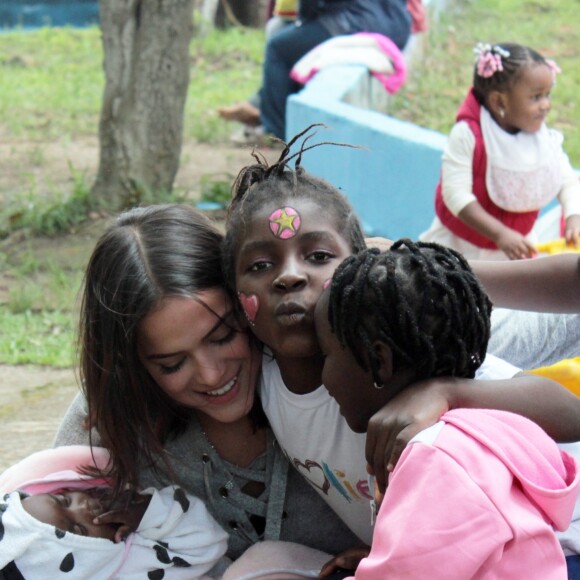 Dedicada a causas sociais, Bruna Marquezine visitou evento promovido pela IKMR e Aldeias Infantis SOS Brasil em São Paulo em 2016