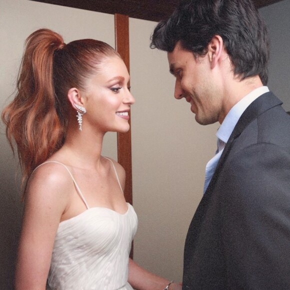 Marina Ruy Barbosa brinca ao ler polêmica sobre gravidez em publicação no Twitter nesta terça-feira, dia 18 de fevereiro de 2020