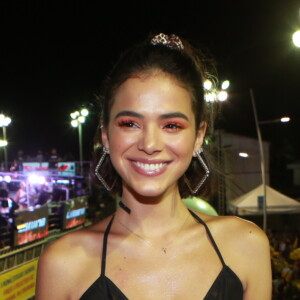 Bruna Marquezine usou look com decote e pochete de brilho em trio em Salvador