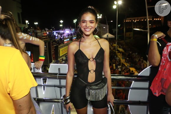 Bruna Marquezine usou look com decote e pochete de brilho em trio em Salvador