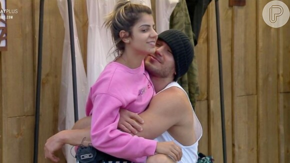 Lucas Viana e Hariany Almeida foram clicados aos beijos em camarote no carnaval de Salvador. Modelo e influenciadora engataram namoro durante 'A Fazenda 11', mas se separaram uma semana após fim do reality