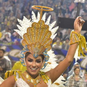 Munik Nunes estreou no carnaval de São Paulo usando fantasia com 8 mil cristais e avaliada em R$ 30 mil
