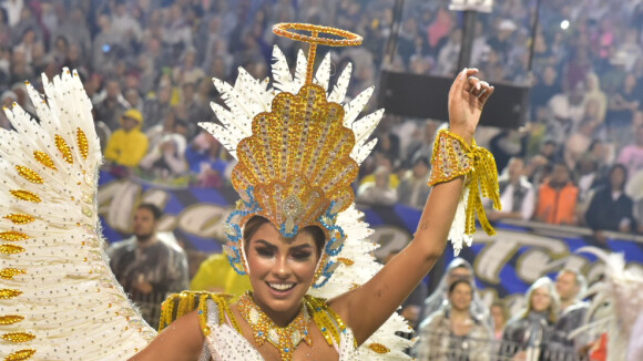 Munik Nunes usa 8 mil cristais em fantasia e no corpo para desfile de carnaval