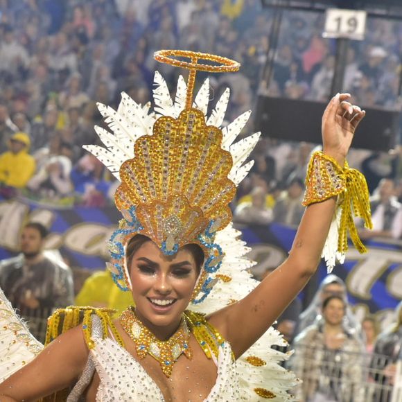 Munik Nunes estreou no carnaval de São Paulo usando fantasia com 8 mil cristais e avaliada em R$ 30 mil