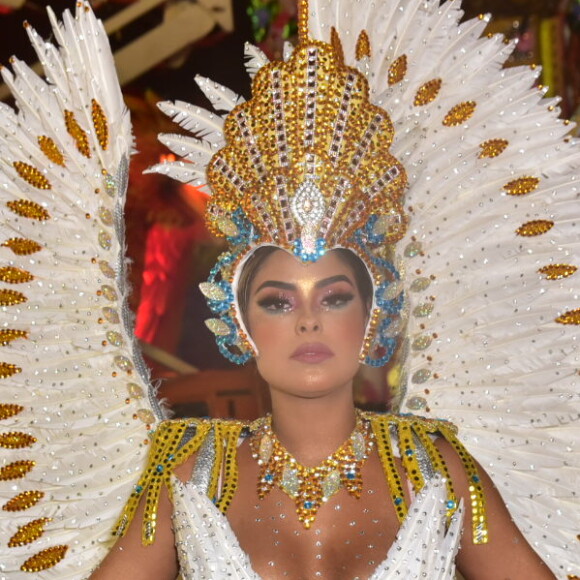 Munik Nunes desfilou como musa da Colorado do Brás neste carnaval 2020